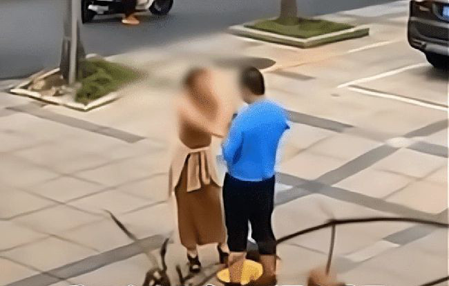 Cô gái tức giận túm lấy cổ áo bạn trai.