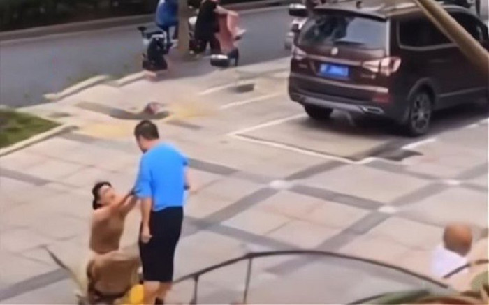 Clip: Quỳ gối cầu xin bạn trai đừng bỏ rơi mình không thành, cô gái có hành động vừa giận vừa thương Ảnh 2