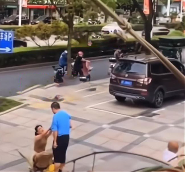 Cô gái quỳ gối, cầu xin bạn trai đừng bỏ rơi mình. 