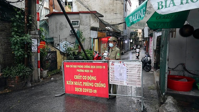 Lực lượng an ninh túc trực tại chốt.