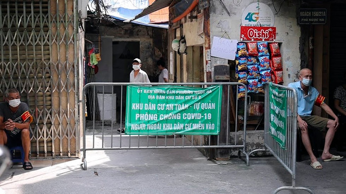 Người dân tham gia túc trực tại chốt.