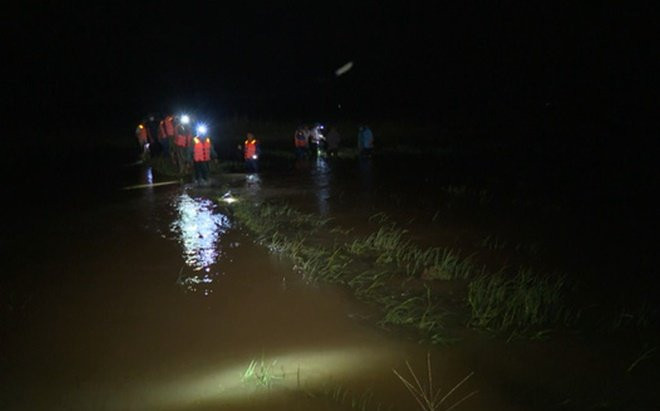 Trên đường đi chợ bán cà chua, người phụ nữ mang thai bị nước lũ cuốn trôi Ảnh 2