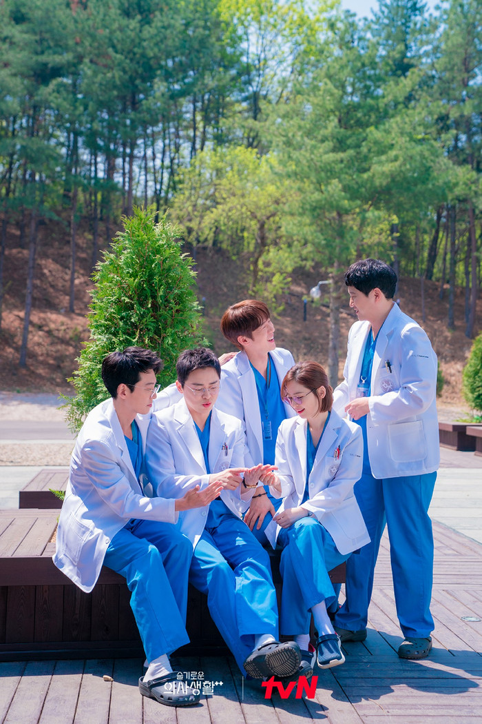 Cư dân mạng cười bể bụng với màn giả gái của Jo Jung Suk: 'Hình tượng giáo sư Lee Ik Jun nay còn đâu' Ảnh 14