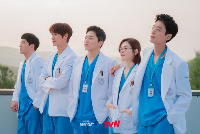 Cư dân mạng cười bể bụng với màn giả gái của Jo Jung Suk: 'Hình tượng giáo sư Lee Ik Jun nay còn đâu' Ảnh 13