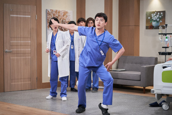 Cư dân mạng cười bể bụng với màn giả gái của Jo Jung Suk: 'Hình tượng giáo sư Lee Ik Jun nay còn đâu' Ảnh 5