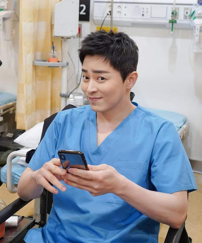 Cư dân mạng cười bể bụng với màn giả gái của Jo Jung Suk: 'Hình tượng giáo sư Lee Ik Jun nay còn đâu' Ảnh 4