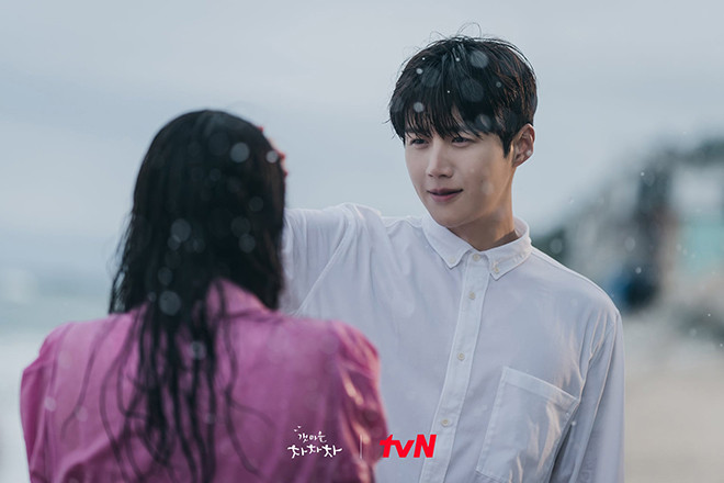 'Hometown Cha Cha Cha' tập 10 bùng nổ cảm xúc với nụ hôn tỏ tình của Shin Min Ah và Kim Seon Ho Ảnh 10