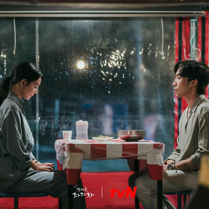 'Hometown Cha Cha Cha' tập 10 bùng nổ cảm xúc với nụ hôn tỏ tình của Shin Min Ah và Kim Seon Ho Ảnh 9