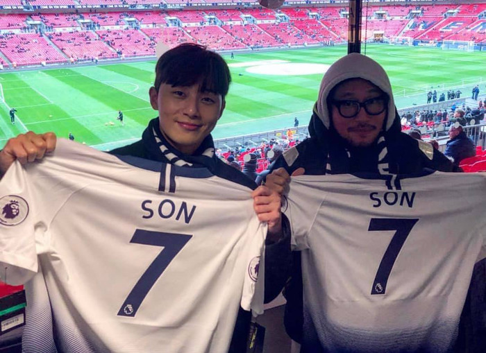 Anh chàng thường đến xem bóng để cổ vũ bạn thân.