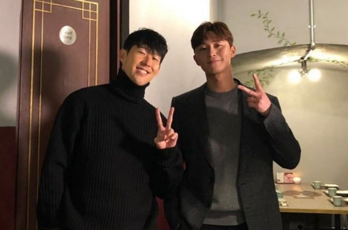 Anh chàng đến xem bóng để cổ vũ cho người bạn thân