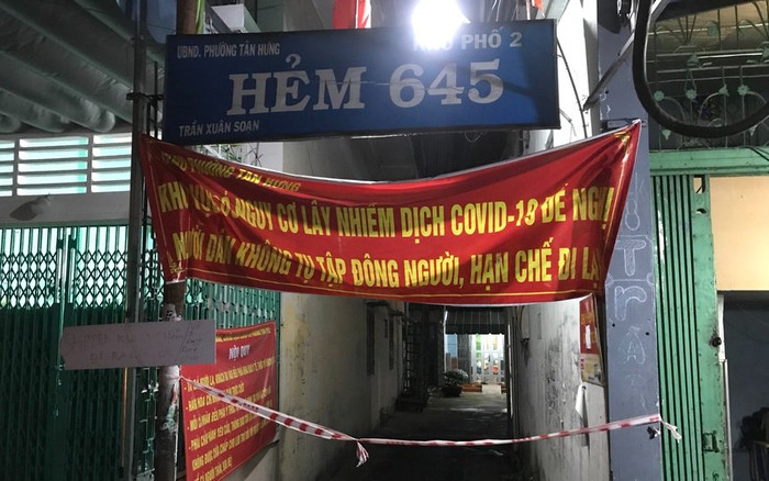 Vụ thi thể lìa đầu ở quận 7: Nghi can cố thủ trong nhà 1 giờ, tình trạng không tỉnh táo Ảnh 2
