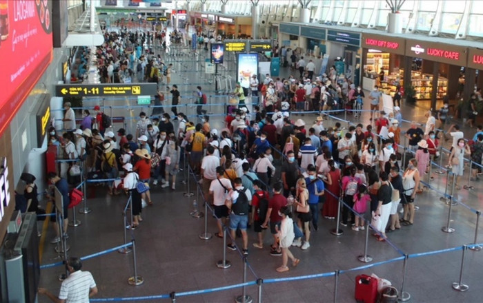 Đi lại trong trạng thái 'bình thường mới': Người chưa tiêm vaccine vẫn được đi máy bay, tàu xe Ảnh 2