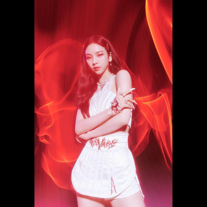 Karina mê hoặc với vẻ ngoài tựa AI.