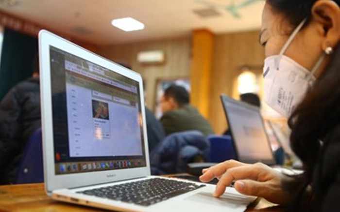 Đang trong tiết dạy online, phụ huynh vừa đi tới màn hình thì buông một câu khiến cô giáo… đứng hình! Ảnh 2