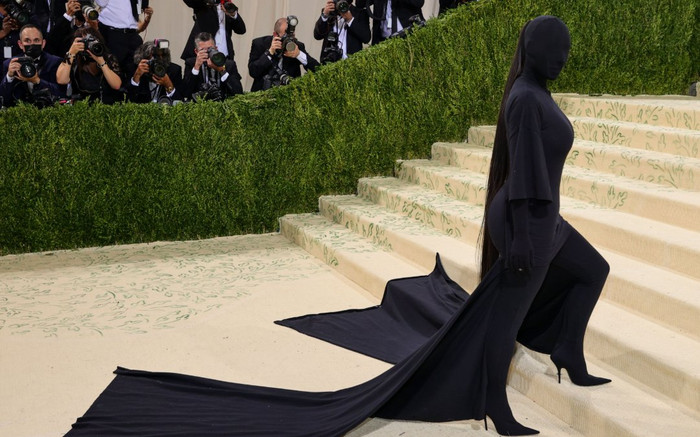 Quyết diễn sâu với vai tử thần, Kim Kardashian chi hơn 200 triệu làm kiểu tóc ma mị Ảnh 2