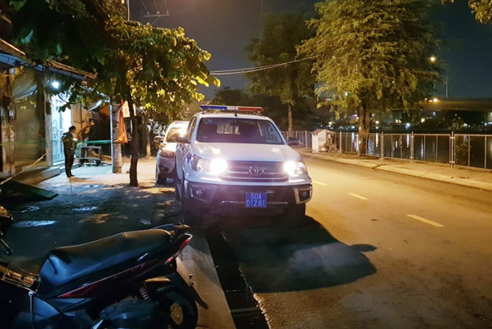 Lực lượng chức năng khám nghiệm hiện trường vụ án mạng. Ảnh: Đình Văn/VnExpress