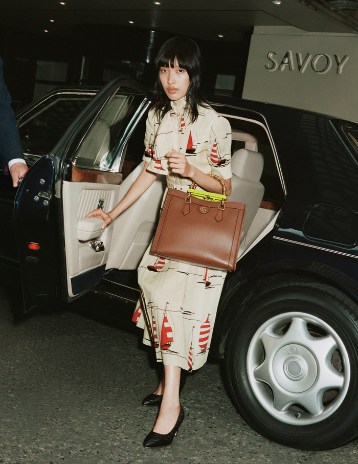 Dahan Phương Oanh trong bộ ảnh quảng bá cho mẫu túi Diana hồi tháng 7 vừa qua cho thương hiệu Gucci từng gây sốt trên mạng xã hội Việt