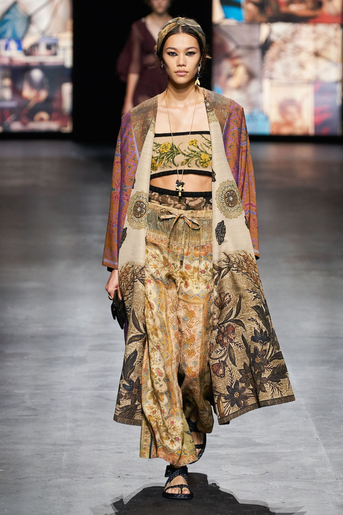 Góc tự hào: Mẫu Việt sải bước đầy khí chất trên sàn runway quốc tế Ảnh 8