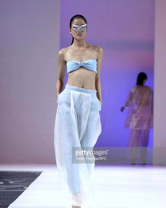 Góc tự hào: Mẫu Việt sải bước đầy khí chất trên sàn runway quốc tế Ảnh 12