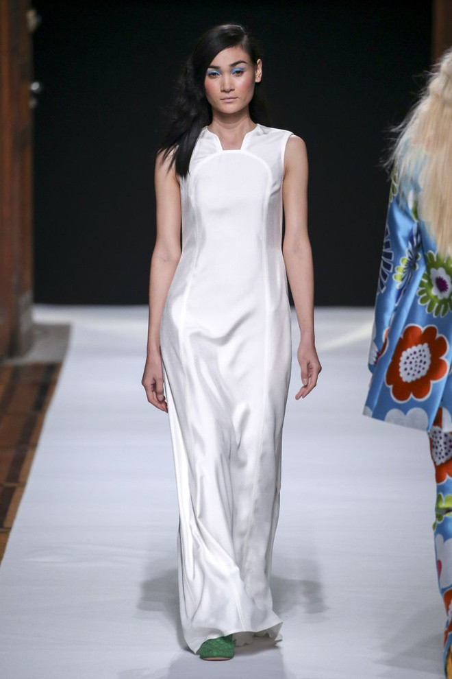 Góc tự hào: Mẫu Việt sải bước đầy khí chất trên sàn runway quốc tế Ảnh 14