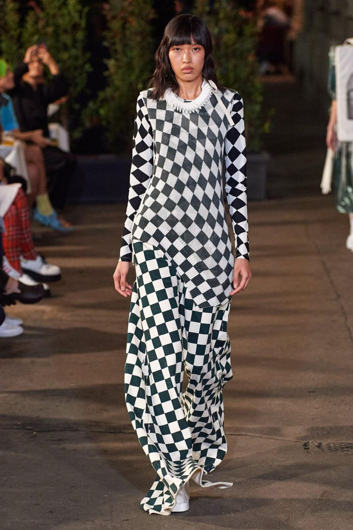 Góc tự hào: Mẫu Việt sải bước đầy khí chất trên sàn runway quốc tế Ảnh 11