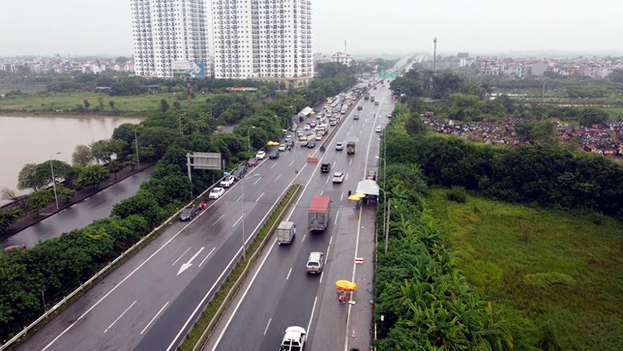 Giao thông tại các chốt cửa ngõ Hà Nội sau một tuần nới lỏng giờ ra sao? Ảnh 1