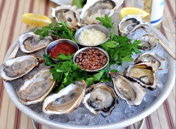 Các bác sĩ khuyến cáo người dân không ăn hải sản sống, tái hoặc hải sản bị hỏng, chết. (Ảnh minh hoạ).