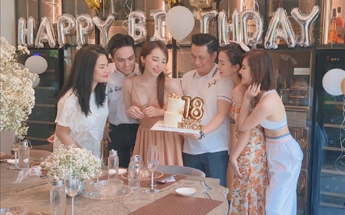 Hậu lộ 'hint' sống chung nhà, Việt Anh - Quỳnh Nga bị soi chi tiết 'bất hợp lý' trong tiệc sinh nhật Ảnh 2