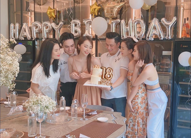 Thế nhưng con số trên bánh kem lại là... 18