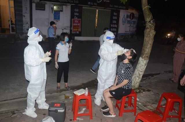 Lấy mẫu xét nghiệm Covid-19 ở Hà Nam. (Nguồn: CDC Hà Nam)