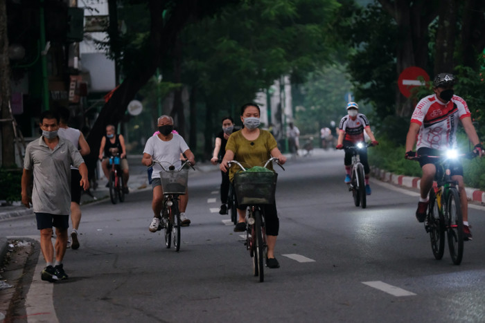 Từ sáng sớm, người dân đã tranh thủ đi tập thể dục.