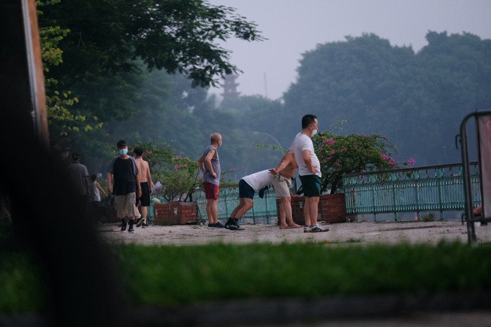 Các bờ hồ, công viên trở nên đông đúc hơn những ngày trước.