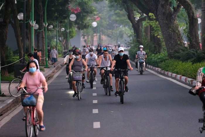 Người dân tấp nập đi tập thể dục trong ngày đầu được hoạt động trở lại.