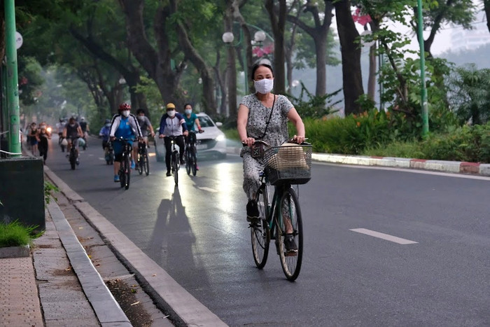 Đa số người dân đều tuân thủ đeo khẩu trang chống dịch trong khi đi tập thể dục.