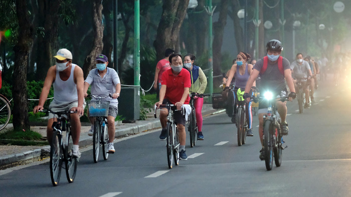 Người dân Hà Nội đi tập thể dục đông nghịt từ sáng sớm trong ngày đầu được phép hoạt động trở lại Ảnh 12