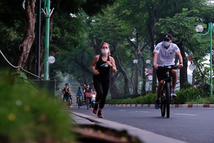 Người dân Hà Nội đi tập thể dục đông nghịt từ sáng sớm trong ngày đầu được phép hoạt động trở lại Ảnh 10