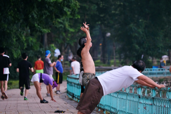 Một số người 'quên' việc đeo khẩu trang trong lúc tập thể dục nơi công cộng.