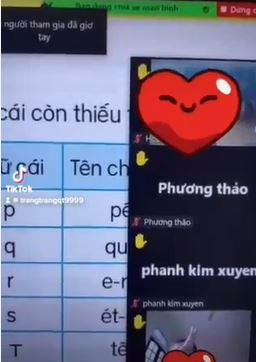 Trong tiết học online này, bé gái tiểu học đã xin cô giáo ra ngoài lấy quần áo vào nhà giúp bố mẹ vì trời sắp mưa. Ảnh cắt từ clip