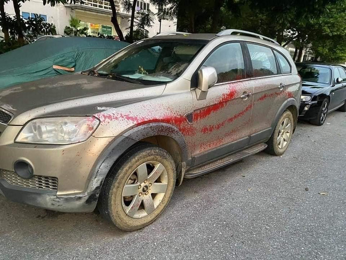 Các xe bị tạt sơn ở những vị trí và mức độ khác nhau.