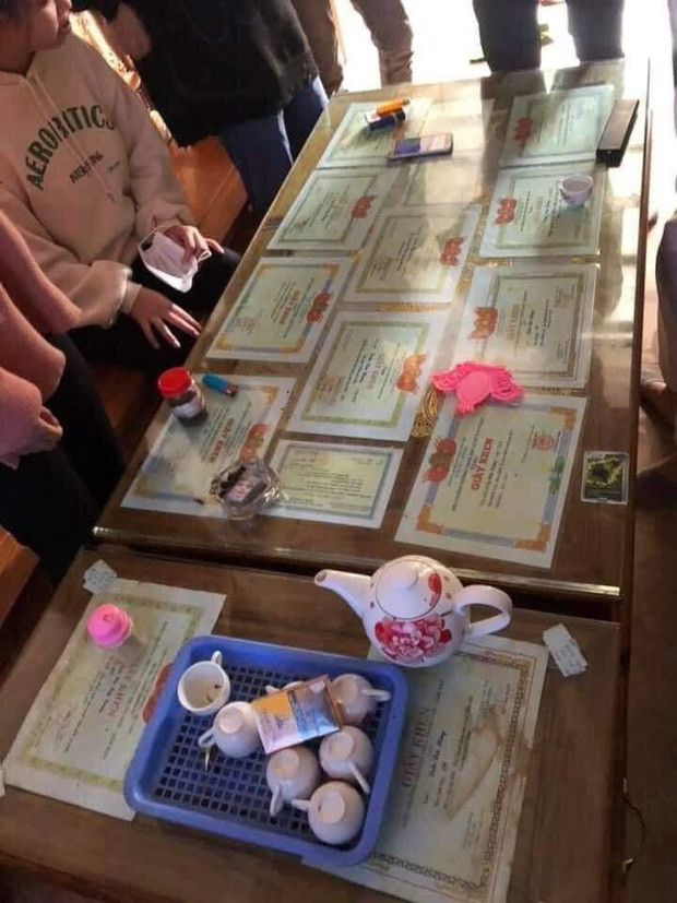 Sang nhà bạn chơi, nhìn chiếc bàn phòng khách mà hội học sinh 'toát mồ hôi', chỉ muốn về ngay lập tức Ảnh 3