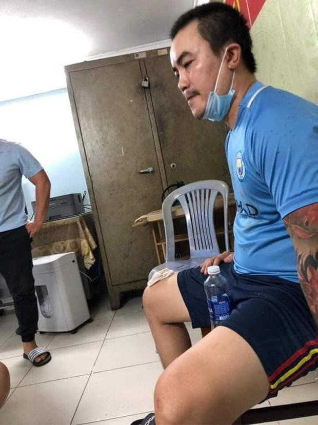 Xuất hiện khoảnh khắc nghi phạm chém lìa đầu người đàn ông đang lững thững đi từ hiện trường về nhà Ảnh 2