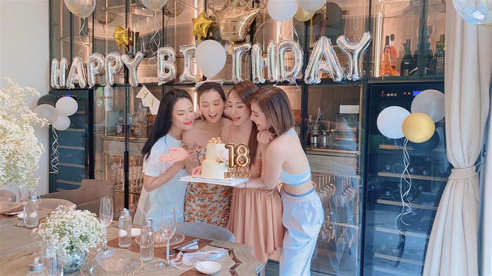 Ăn diện quá gợi cảm, Quỳnh Nga loay hoay che chắn vẫn làm 'nóng mắt' dân tình