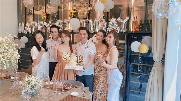 Ăn diện quá gợi cảm, Quỳnh Nga loay hoay che chắn vẫn làm 'nóng mắt' dân tình