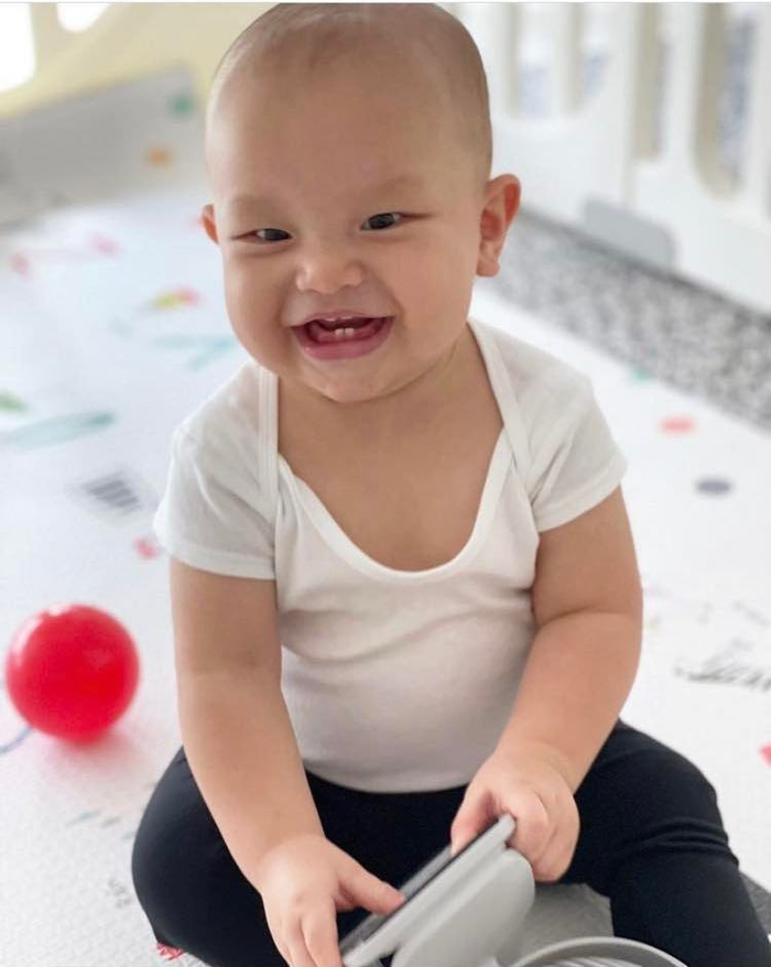 Em trai Leon mọc răng nhanh hơn chị gái. Bà xã Kim Lý cho biết hiện hai bé đã có thể tự ăn. 