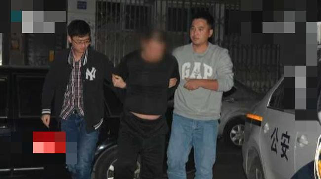 Nghi phạm bị cảnh sát bắt giữ. 