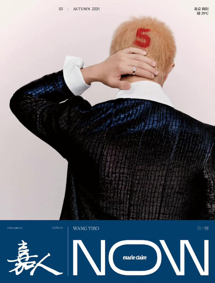 Kiểu tóc vàng cùng logo con số 5 đặc trưng của nhà mốt Chanel của chàng diễn viên điển trai