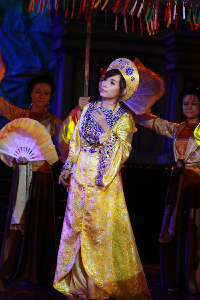 Đôi khi nữ ca sĩ lại biến đổi hình ảnh với áo dài mang hơi hướng hoàng bào. 