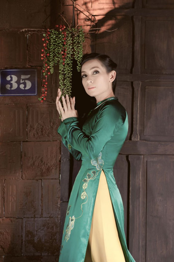 Phi Nhung là một trong những nữ ca sĩ có niềm say mê với tà áo dài Việt Nam. 