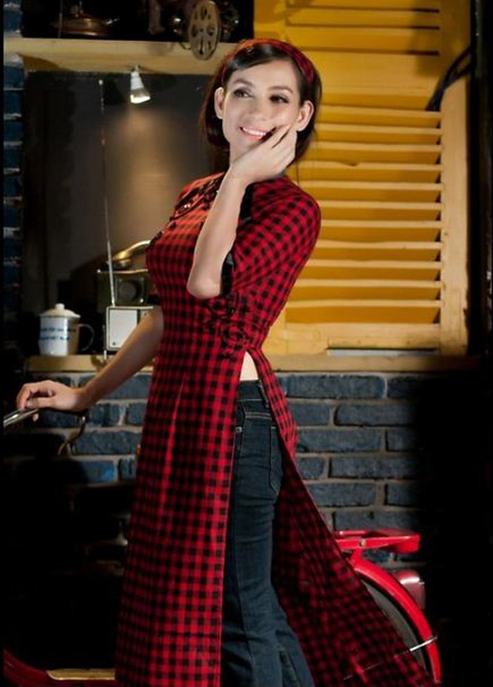 Đôi lần nữ ca sĩ mix cùng quần jeans, mang đến hình ảnh trẻ trung, thú vị. 