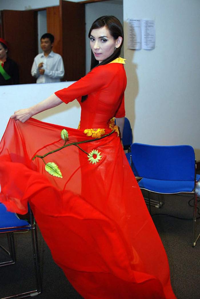 Cô posing trong hậu trường trước khi lên sân khấu biểu diễn. 